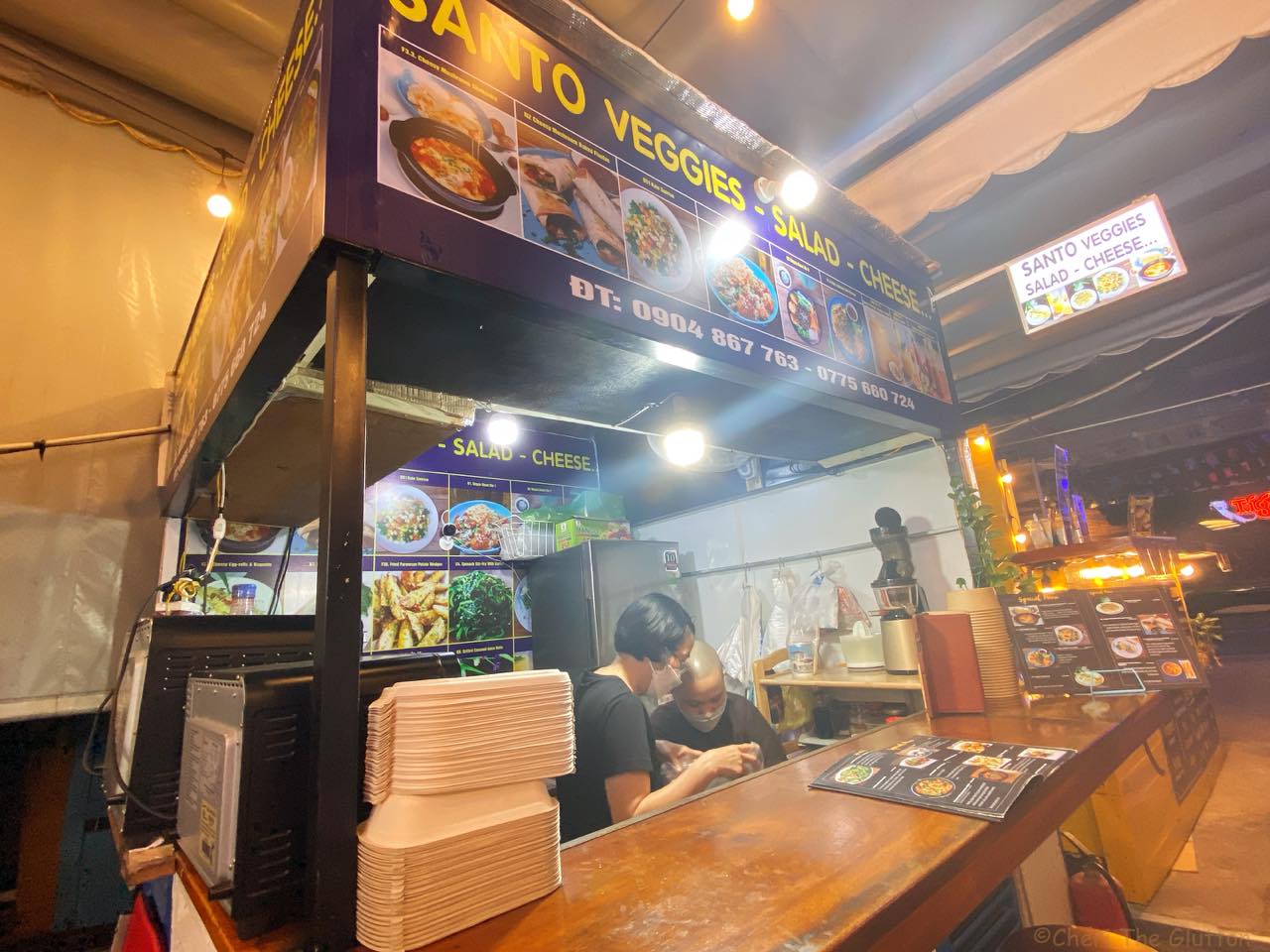 衝撃のお値段！お宝フライドチキンのお店を訪たらそこはビアホールだった！ The German Beer Hall & Food Court Thao Dien/ Spice Chicken