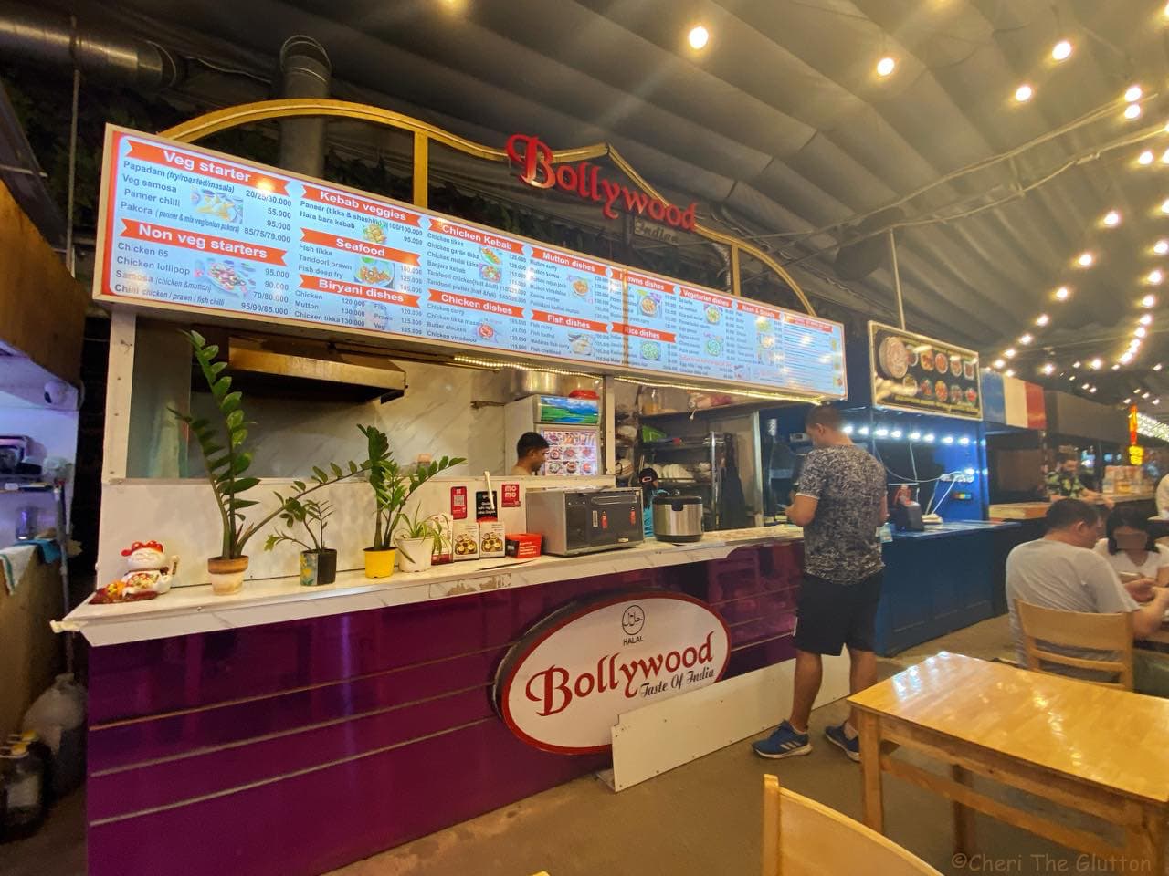 衝撃のお値段！お宝フライドチキンのお店を訪たらそこはビアホールだった！ The German Beer Hall & Food Court Thao Dien/ Spice Chicken