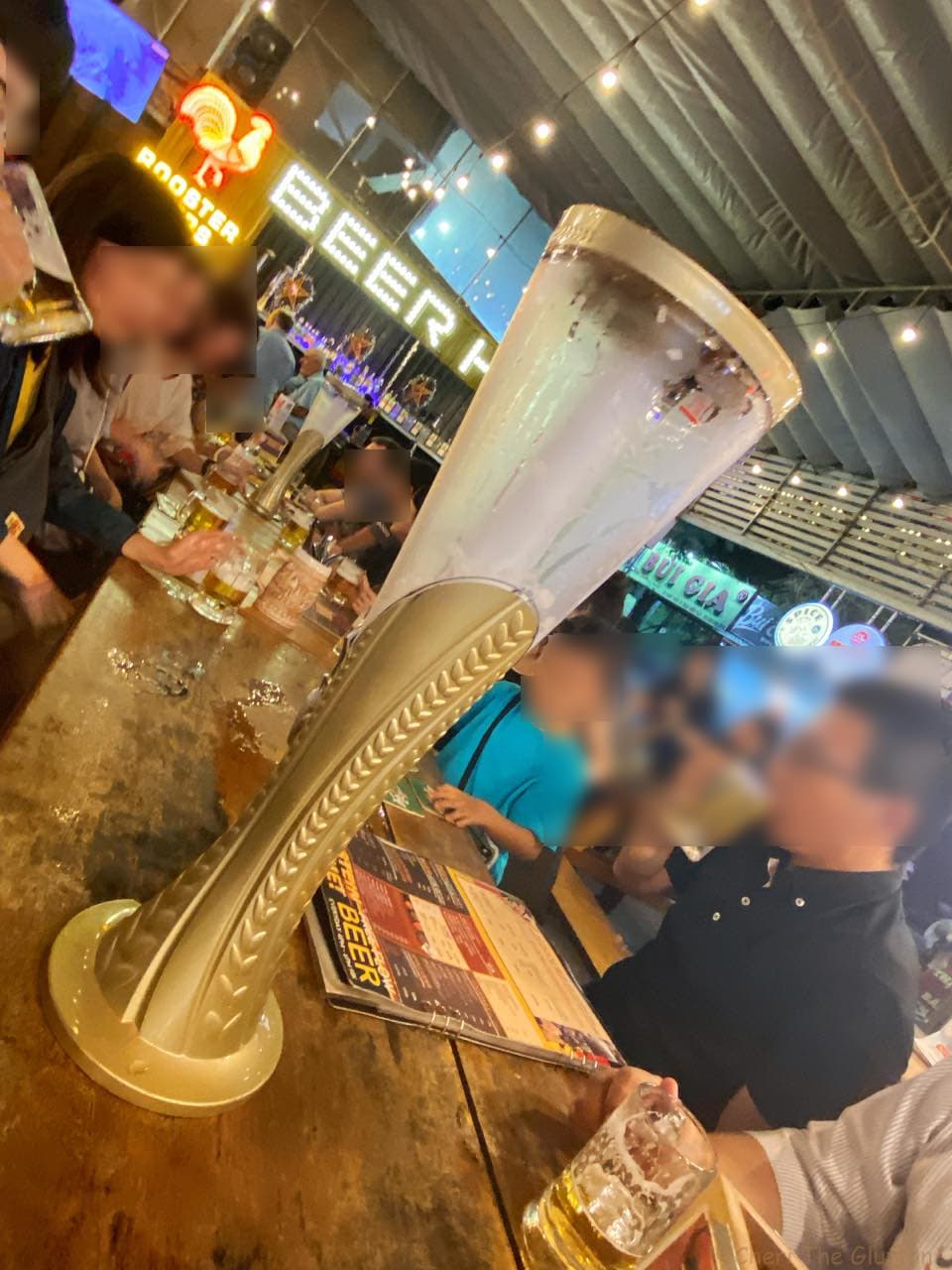 衝撃のお値段！お宝フライドチキンのお店を訪たらそこはビアホールだった！ The German Beer Hall & Food Court Thao Dien/ Spice Chicken