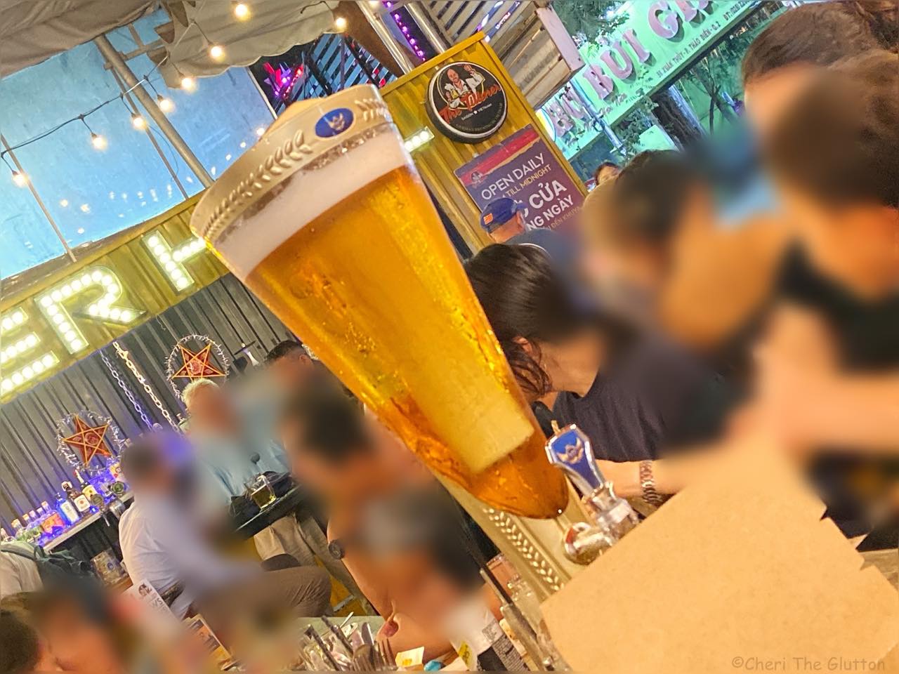 衝撃のお値段！お宝フライドチキンのお店を訪たらそこはビアホールだった！ The German Beer Hall & Food Court Thao Dien/ Spice Chicken